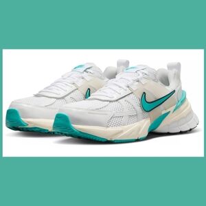 NIKE WOMENS V2K RUNNING SNEAKERS